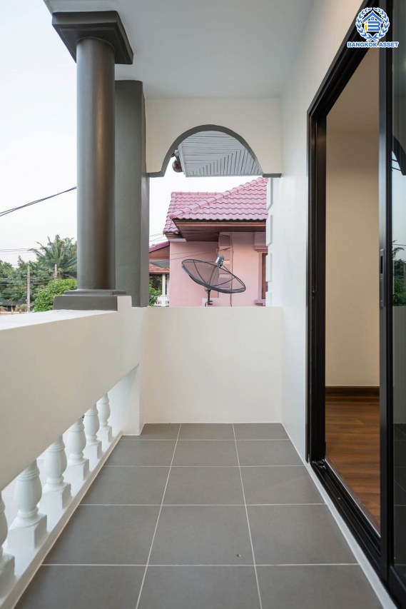 บ้านมือสองตกแต่งใหม่ โครงการ มณียา3 รัตนาธิเบศร์-ท่าอิฐ แบรนด์ Property Perfect หลังใหญ่ เนื้อที่ 65.3 ตร.ว. ฟังก์ชันครบ! 3 ห้องนอน 2 ห้องน้ำ 1 ห้องอเนกประสงค์ 2 ที่จอดรถ บนทำเลที่ดีที่สุด! เชื่อมต่อถนนรัตนาธิเบศร์ และถนนราชพฤกษ์ ใจกลาง 2 เซ็นทรัลฯ ใกล้ MRT "สถานีบางรักน้อยท่าอิฐ" และทางด่วน "งามวงศ์วาน"